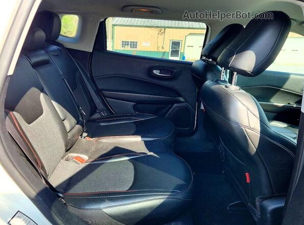 3C4NJDDB0LT189634 2020 JEEP COMPASS Белый Вид задних сидений