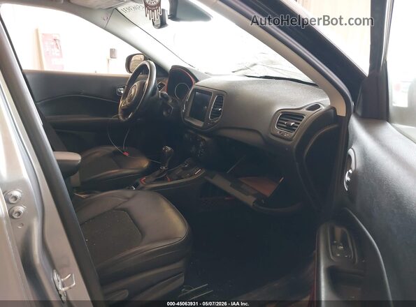3C4NJDDB2JT482609 2018 JEEP COMPASS Серый Вид салона спереди
