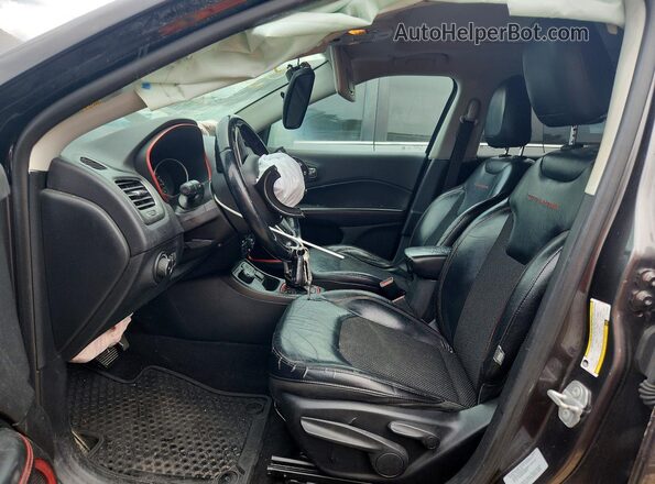 3C4NJDDB3JT129229 2018 JEEP COMPASS Gray Widok wnętrza z przodu