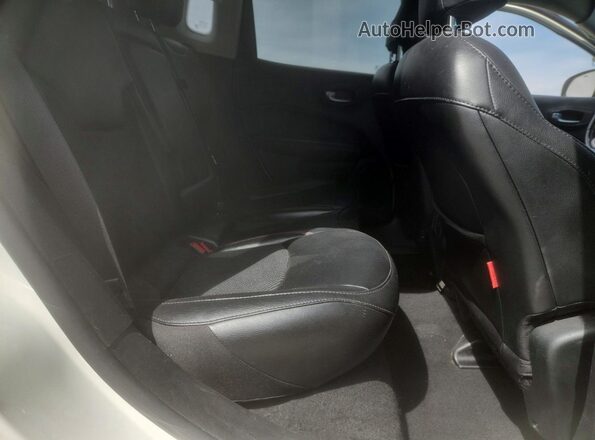 3C4NJDDB3LT171693 2020 JEEP COMPASS Белый Вид задней части салона