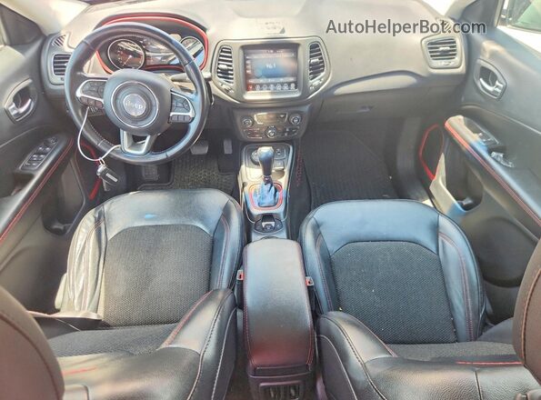 3C4NJDDB3LT177378 2020 JEEP COMPASS Красный Вид панели приборов