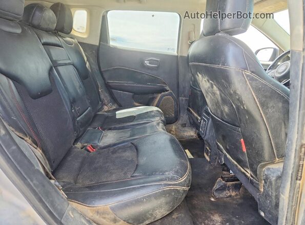3C4NJDDB7KT667725 2019 JEEP COMPASS Silver Widok wnętrza z tyłu