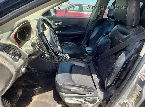 3C4NJDDB7KT667725 2019 JEEP COMPASS Silver Widok wnętrza z przodu