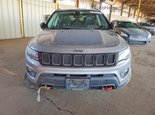 3C4NJDDB7KT747963 2019 JEEP COMPASS Silver Widok z przodu