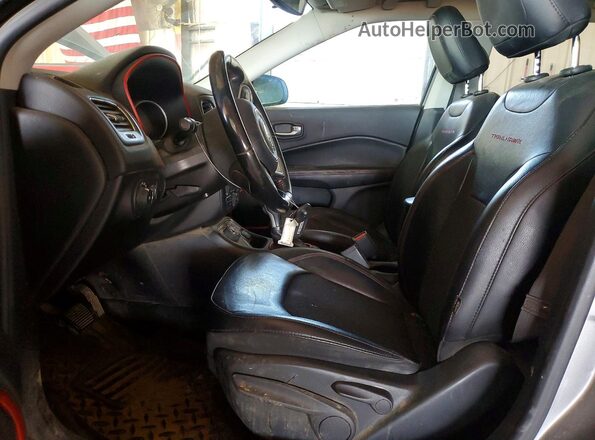 3C4NJDDB7KT747963 2019 JEEP COMPASS Silver Widok wnętrza z przodu