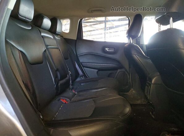 3C4NJDDB7KT747963 2019 JEEP COMPASS Silver Widok tylnych siedzeń