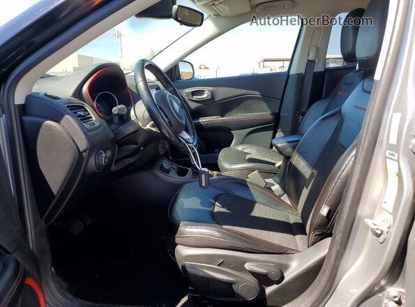 3C4NJDDB7LT162933 2020 JEEP COMPASS Серебряный Вид салона спереди