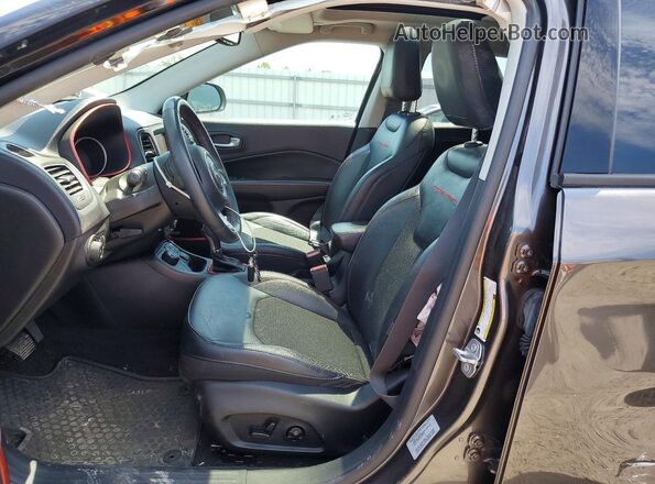 3C4NJDDB8HT689497 2017 JEEP COMPASS Charcoal Widok wnętrza z przodu