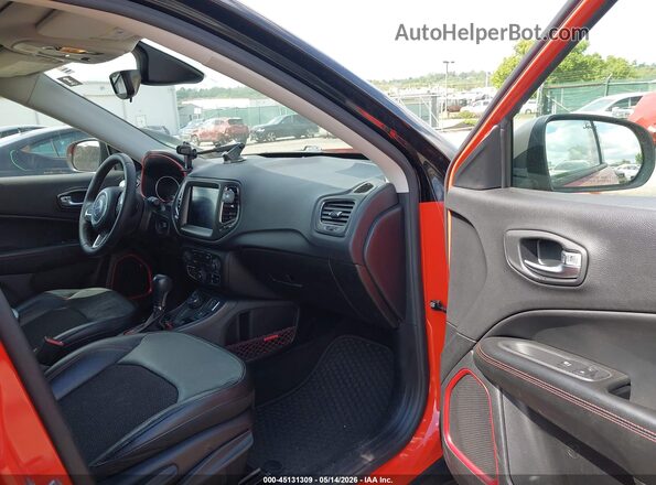 3C4NJDDB8JT163067 2018 JEEP COMPASS Оранжевый Вид салона спереди