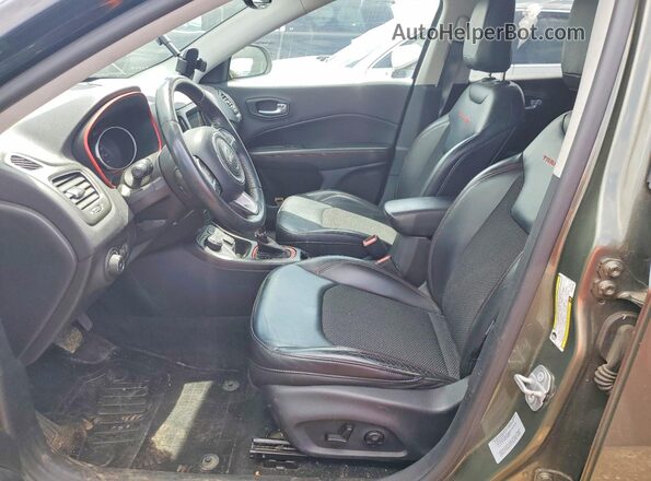 3C4NJDDBXHT624750 2017 JEEP COMPASS Зеленый Вид салона спереди