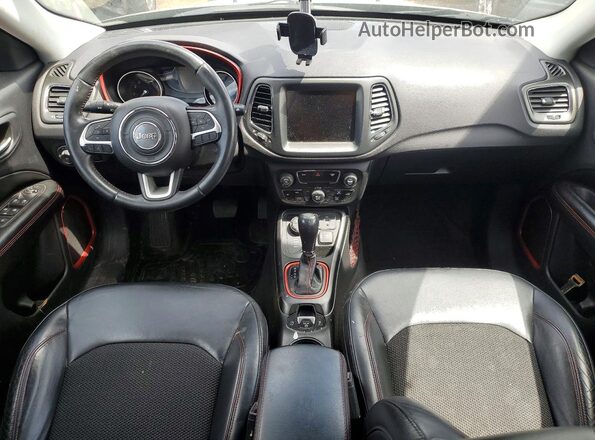 3C4NJDDBXHT624750 2017 JEEP COMPASS Зеленый Вид панели приборов