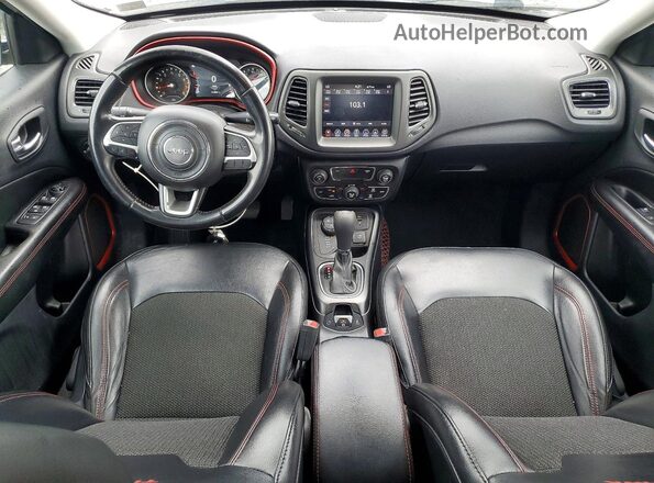 3C4NJDDBXLT177572 2020 JEEP COMPASS Белый Вид панели приборов