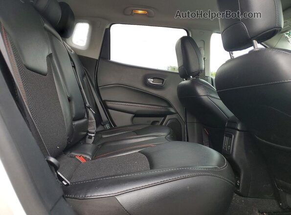 3C4NJDDBXLT177572 2020 JEEP COMPASS Белый Вид задних сидений