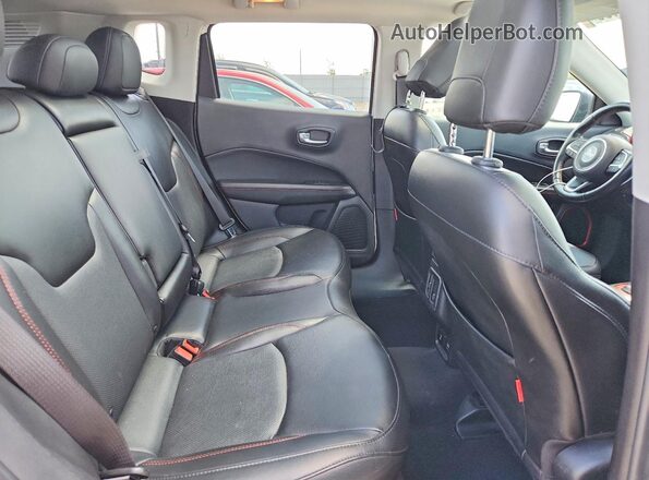 3C4NJDDBXLT238581 2020 JEEP COMPASS White Widok tylnych siedzeń