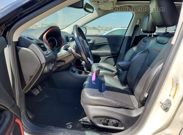 3C4NJDDBXLT238581 2020 JEEP COMPASS White Widok wnętrza z przodu