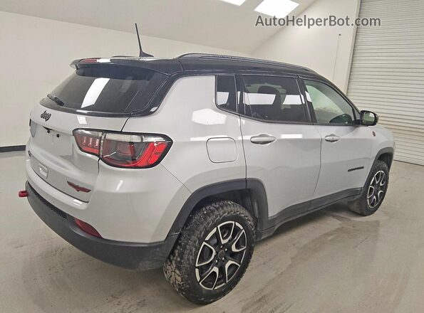 3C4NJDDN2ST583922 2025 JEEP COMPASS Серебряный Задняя правая четверть