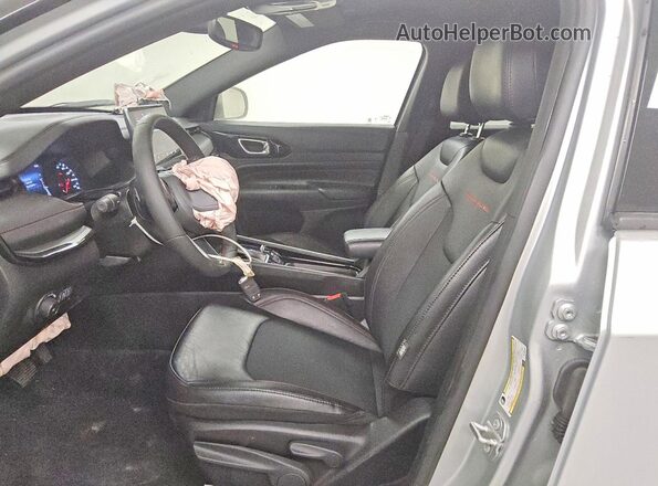 3C4NJDDN2ST583922 2025 JEEP COMPASS Серебряный Вид салона спереди