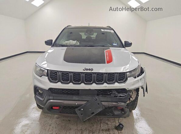 3C4NJDDN2ST583922 2025 JEEP COMPASS Серебряный Вид спереди