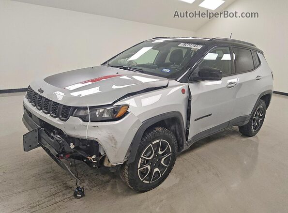 3C4NJDDN2ST583922 2025 JEEP COMPASS Серебряный Передняя левая четверть
