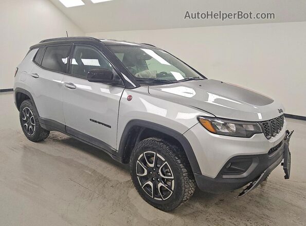 3C4NJDDN2ST583922 2025 JEEP COMPASS Серебряный Передняя правая четверть