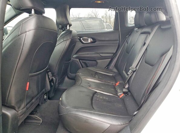 3C4NJDDN3RT610264 2024 JEEP COMPASS White Widok wnętrza z tyłu