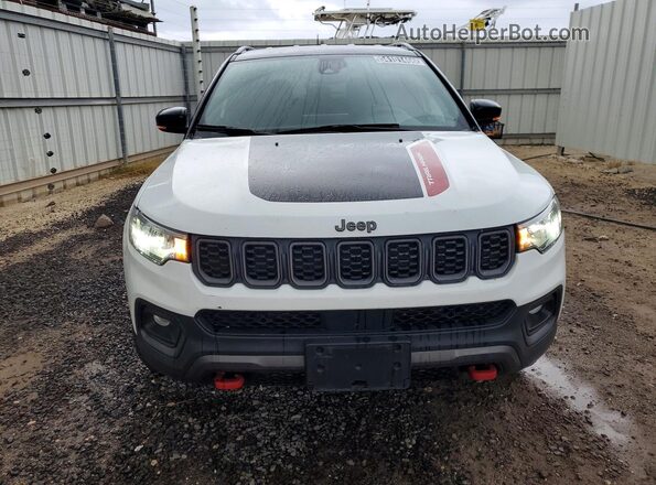 3C4NJDDN4RT144876 2024 JEEP COMPASS White Widok z przodu