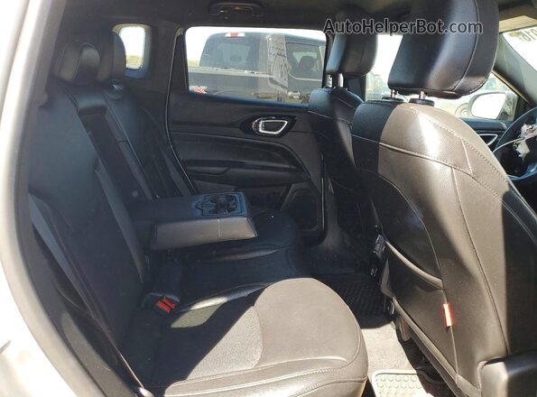 3C4NJDDN4RT144960 2024 JEEP COMPASS Silver Vista de los asientos traseros