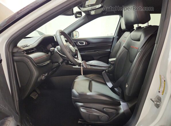 3C4NJDDN4ST522877 2025 JEEP COMPASS Белый Вид салона спереди