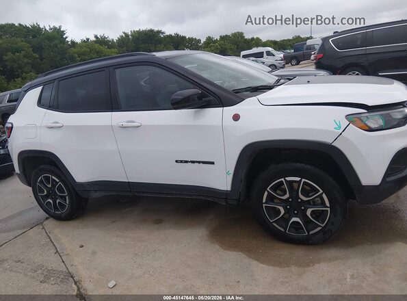 3C4NJDDN5RT117203 2024 JEEP COMPASS Белый Вид задней части салона