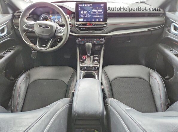 3C4NJDDN5ST581131 2025 JEEP COMPASS Красный Вид панели приборов