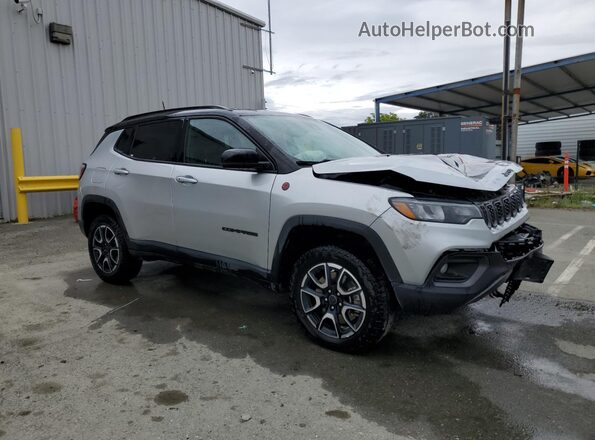 3C4NJDDN9ST533518 2025 JEEP COMPASS Серебряный 