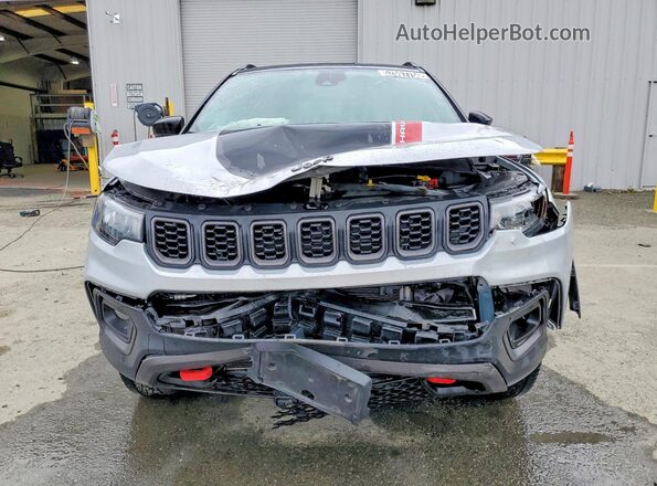 3C4NJDDN9ST533518 2025 JEEP COMPASS Серебряный Вид спереди