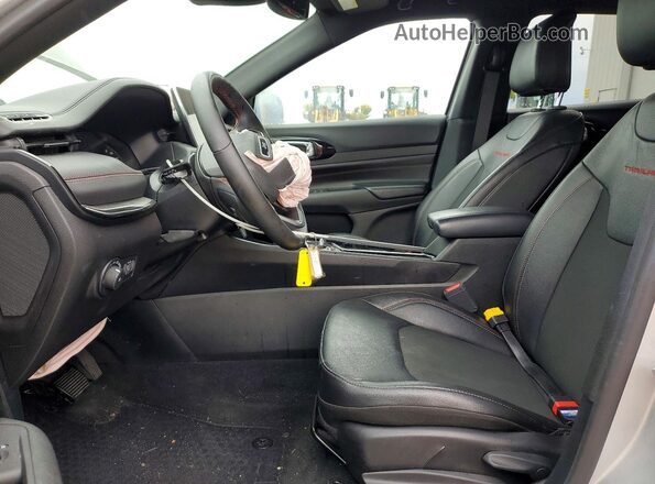 3C4NJDDN9ST533518 2025 JEEP COMPASS Серебряный Вид салона спереди