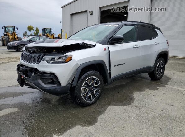 3C4NJDDN9ST533518 2025 JEEP COMPASS Серебряный 