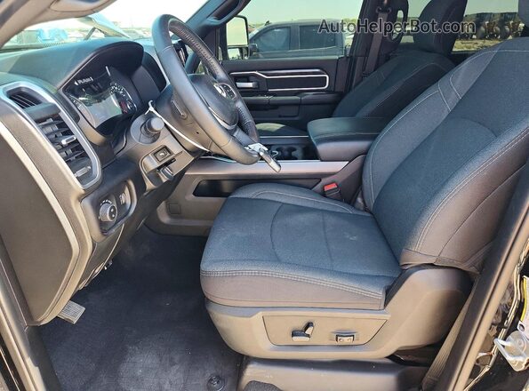 3C63R3HL0RG260238 2024 RAM 3500 Черный Вид салона спереди
