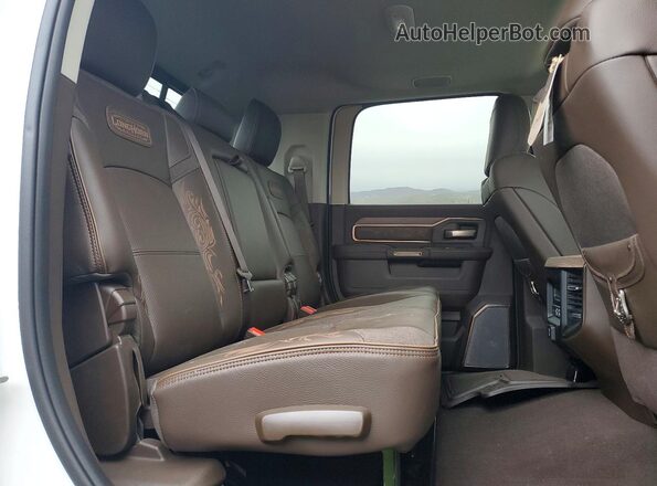 3C63RRPL4TG159179 2026 RAM 3500 White Vista de los asientos traseros