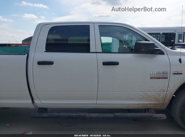 3C6TR4HT0JG356011 2018 RAM 2500 Белый Вид задней части салона