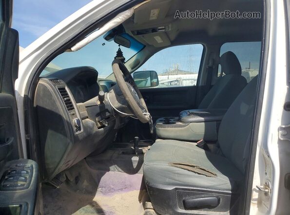 3C6TR5HT8JG204841 2018 RAM 2500 Белый Вид салона спереди