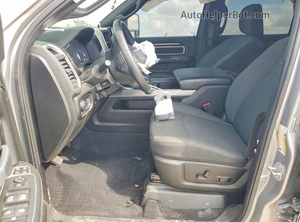 3C6UR5DL1RG330626 2024 RAM 2500 Silver Widok wnętrza z przodu