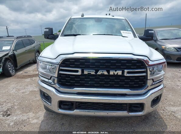 3C6UR5DL2RG303063 2024 RAM 2500 White Vista interior trasera
