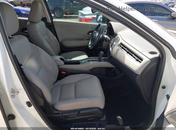 3CZRU5H72JM702906 2018 HONDA HR-V Белый Вид салона спереди