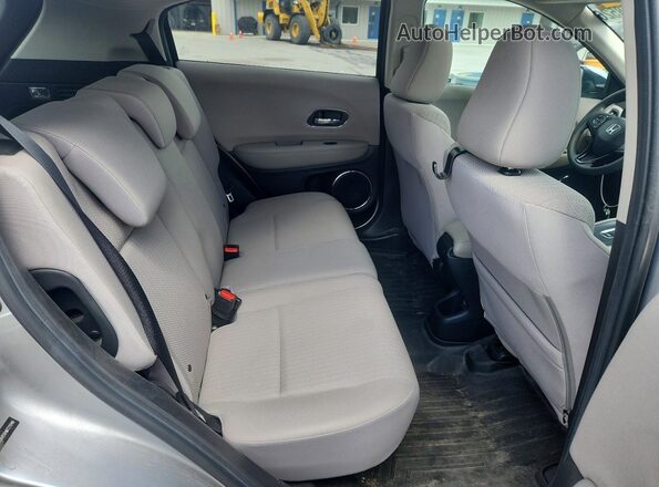 3CZRU6H59HM721046 2017 HONDA HR-V Silver Widok tylnych siedzeń