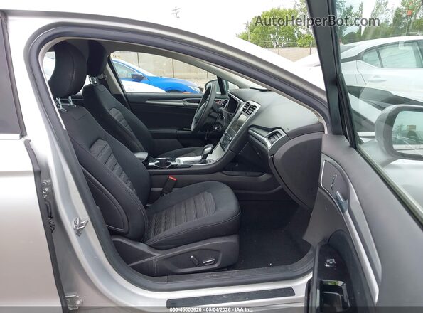 3FA6P0H71GR288067 2016 FORD FUSION Серебряный Вид салона спереди