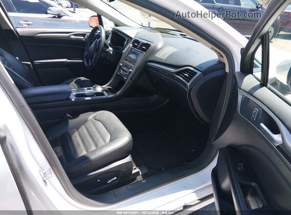 3FA6P0LU8HR409417 2017 FORD FUSION HYBRID Белый Вид салона спереди