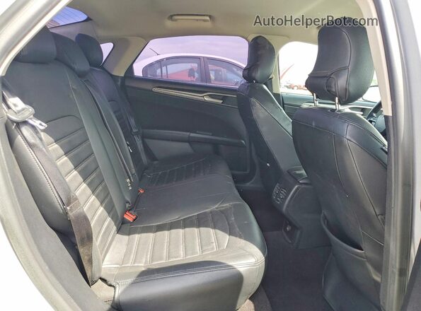 3FA6P0LUXKR261553 2019 FORD FUSION Silver Widok tylnych siedzeń