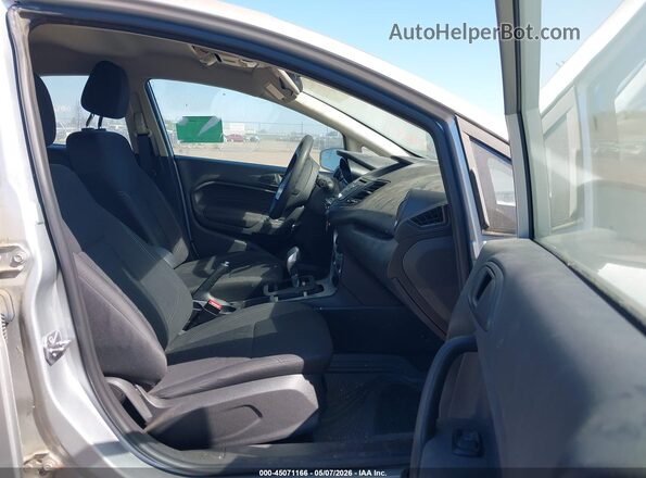 3FADP4BJ0JM110304 2018 FORD FIESTA Серебряный Вид салона спереди