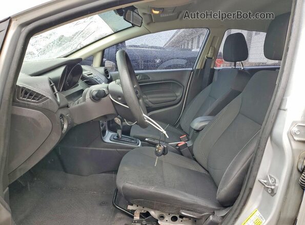 3FADP4BJ7KM122645 2019 FORD FIESTA Серебряный Вид салона спереди
