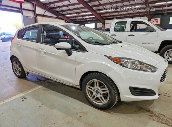 3FADP4EJ8JM100549 2018 FORD FIESTA Белый Передняя правая четверть
