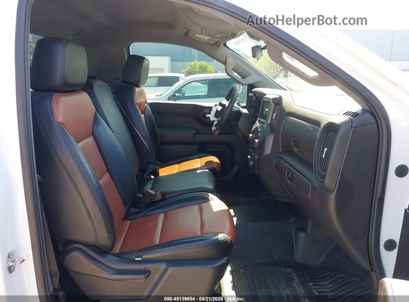 3GCNAAEK5NG505568 2022 CHEVROLET SILVERADO Белый Вид салона спереди