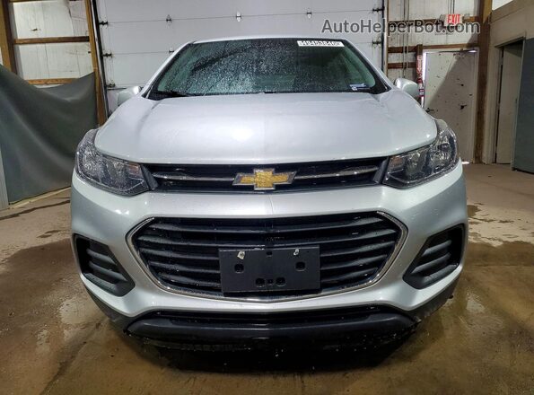 3GNCJKSB2LL195053 2020 CHEVROLET TRAX Silver Вид спереду